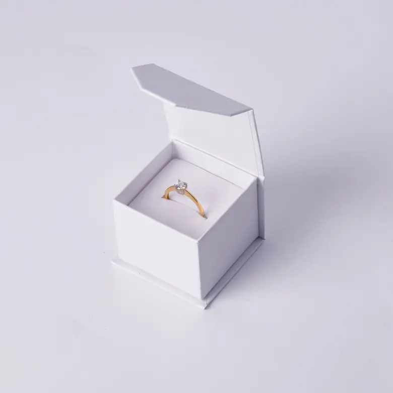 Złoty pierścionek zaręczynowy z cyrkonią Złoty pierścionek zaręczynowy z cyrkonią